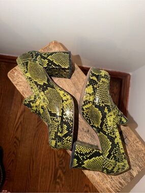 Green Snake-Print Platform Loafers - Stylish Reptile Texture